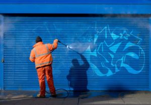 Cleaning graffiti with chemical spray